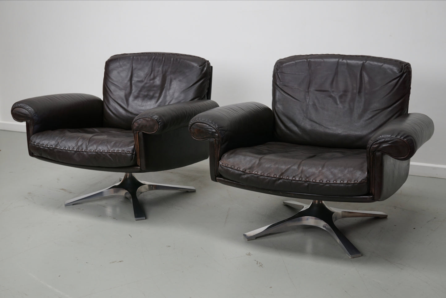 Pair of Vintage De Sede DS-31 Swivel Armchairs in Brown Leather