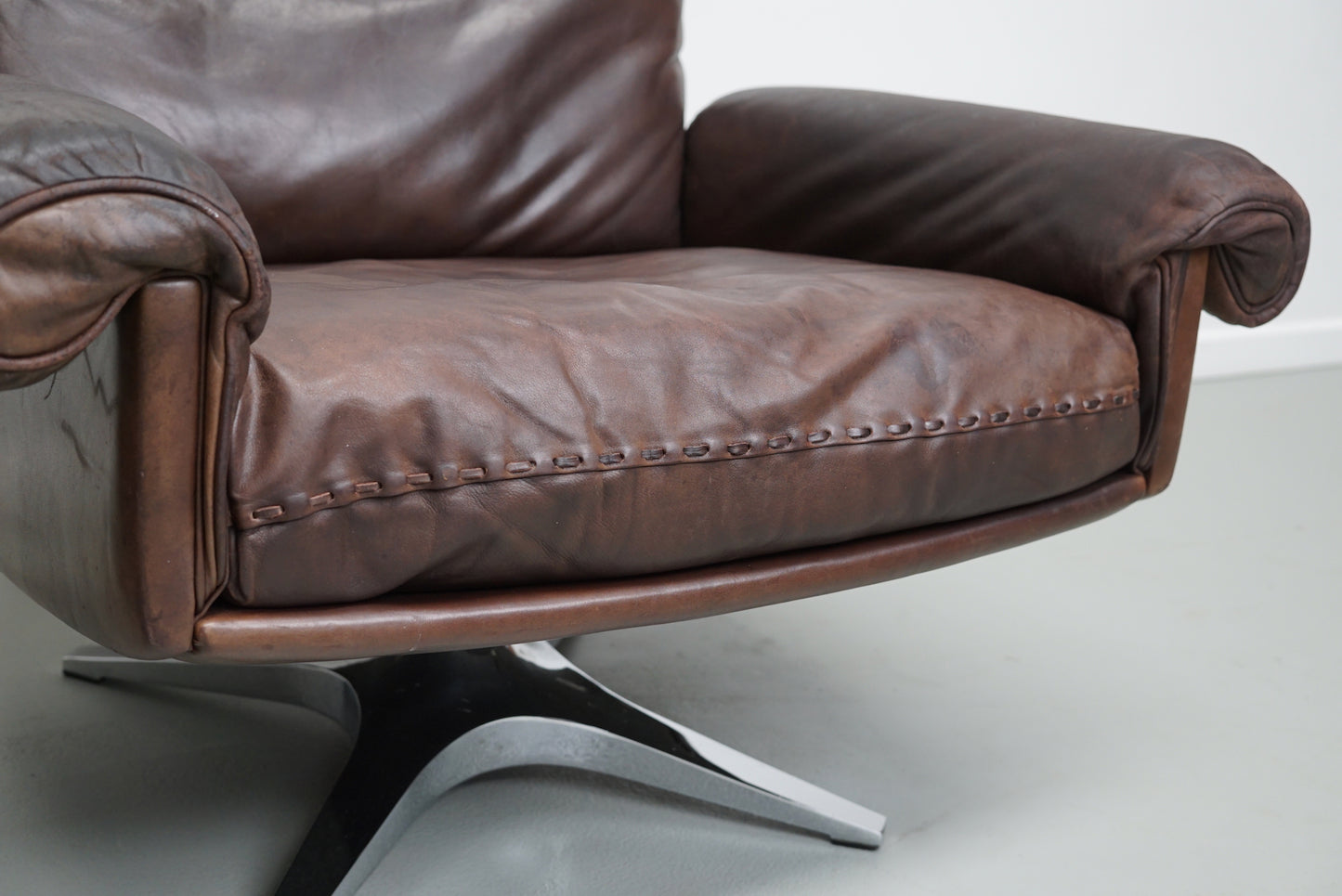 Pair of Vintage De Sede DS-31 Swivel Armchairs in Brown Leather