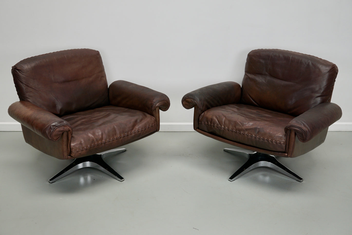 Pair of Vintage De Sede DS-31 Swivel Armchairs in Brown Leather